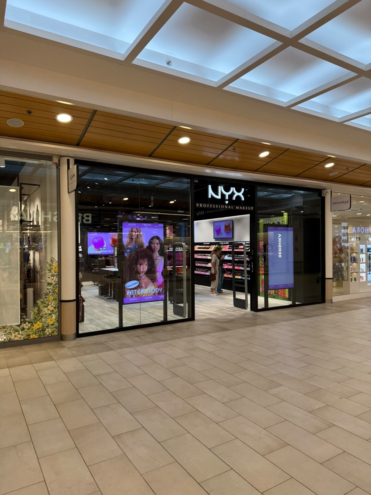 vitrine-alu-centre-commercial.jpeg
